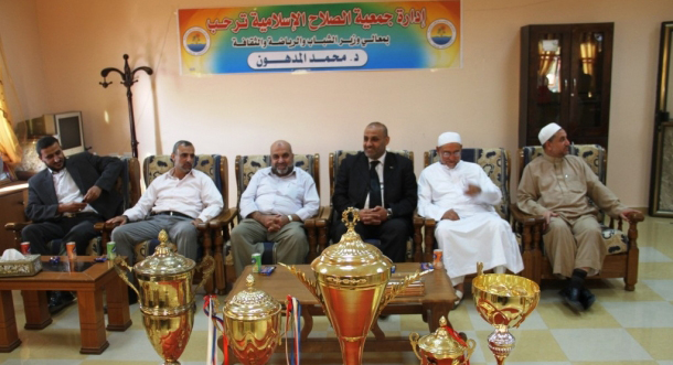 جانب من لقاء المدهون مع إدارة نادي جمعية الصلاح