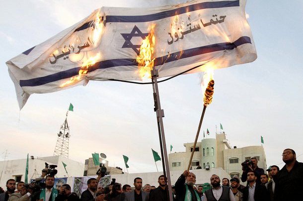الزهار يقوم باحراق علم "إسرائيل" (الأرشيف)