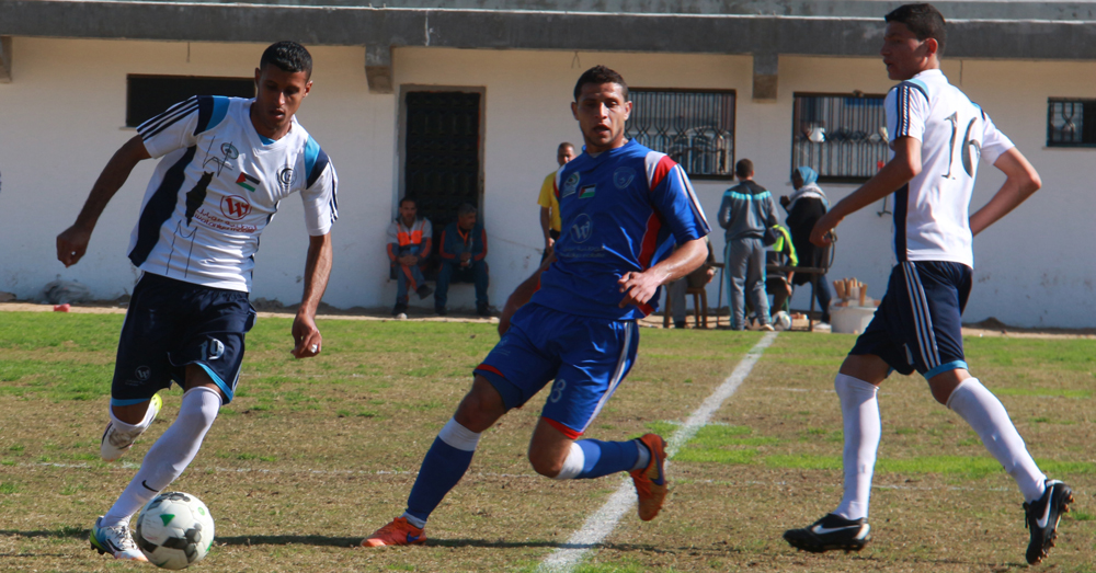 جانب من مباراة سابقة بين الشاطئ والهلال