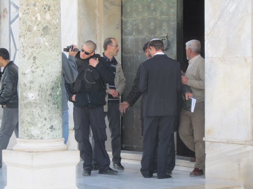 عضو الكنيست المتطرف "موشي فيجلين" يحاول اقتحام قبة الصخرة