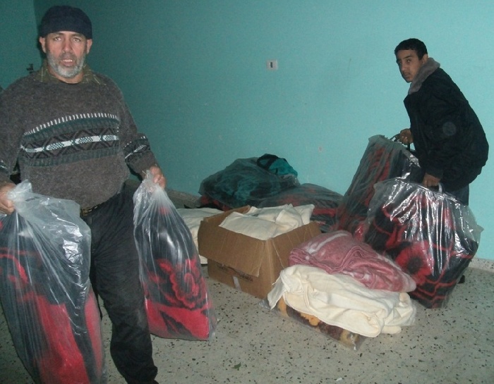 توزيع مساعدات للأسر المتضررة جراء المنخفض