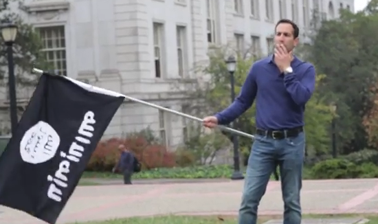 المخرج الأمريكي من أصل يهودي "عامي هورويتز" خلال إجراء تجربة اجتماعية