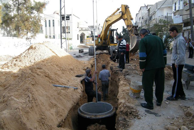 بلدية غزة ترمم أحد الشوارع (أرشيف)