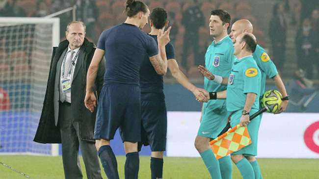 لحظة امتناع الحكم اعطاء الكرة لزلاتان