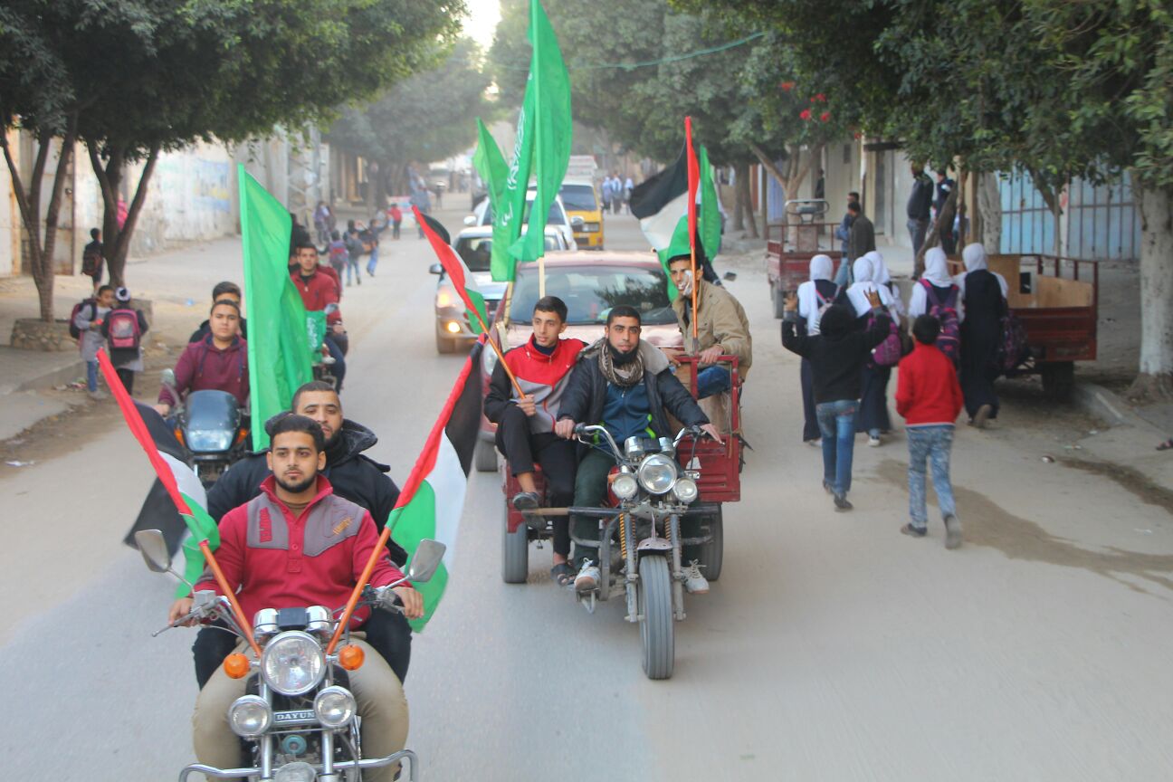 حماس شرق غزة تُنظم مسيرات سيارات وعروض عسكرية بذكرى انطلاقتها