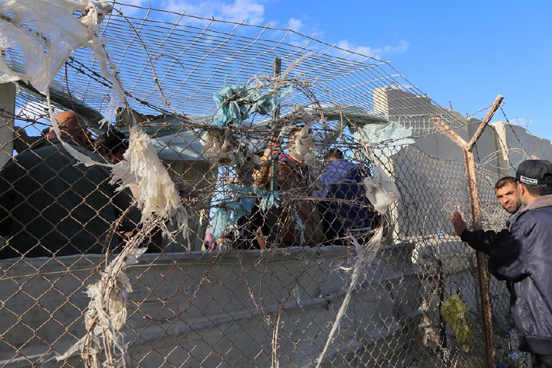  مواطنون غاضبون يحاولون اقتحام معبر رفح