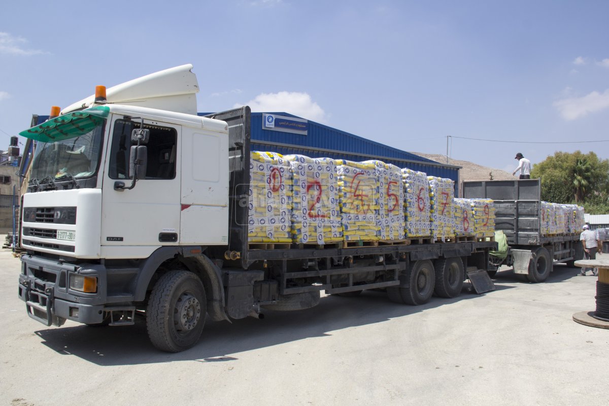 إدخال شاحنات محملة بالبضائع عبر معبر "كرم أبو سالم"