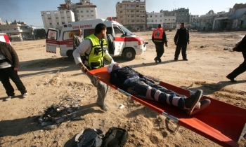 الاسعاف ينقل طفلًا مصابًا (صورة من الارشيف)