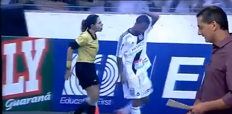 حكمة راية تفاجئ لاعبا بصرامتها 