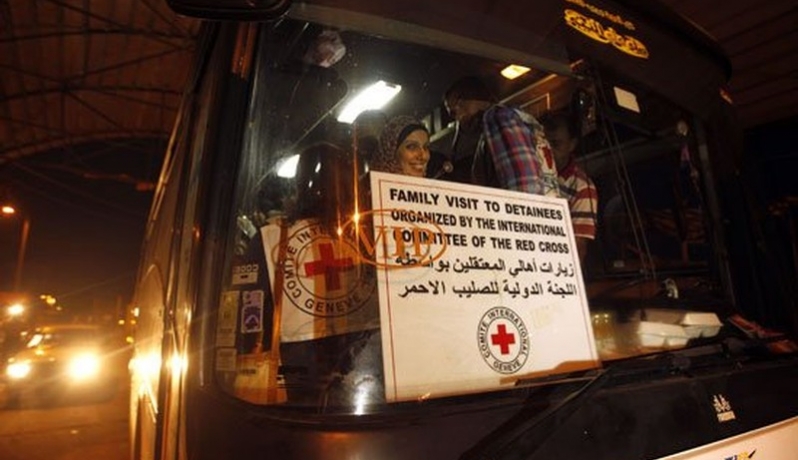 أهالي الأسرى يتوجهون لزيارة ذويهم في سجون الاحتلال