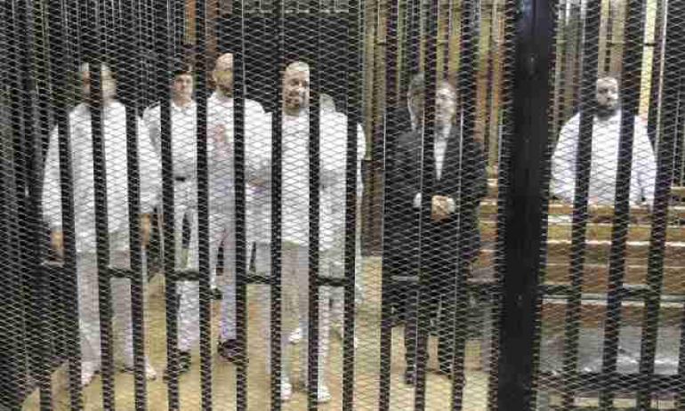 قيادات إخوان مصر في السجن خلال محاكمتهم "أرشيفية"