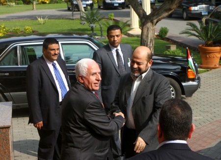 الاحمد وأبو مرزوق خلال لقاء مصالحة سابق (أرشيفية)