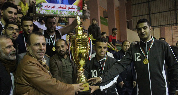 لحظة تتويج خدمات البريج بسوبر السلة