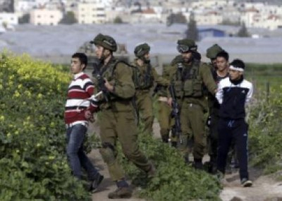 الاحتلال يعتقل فلسطينيين (أرشيف)