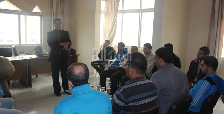 جانب من الدورة التي حاضر فيها د. عميد عوض