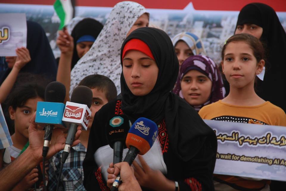 الطفلة حنين زعرب خلال إلقائها كلمة أبناء الشهداء