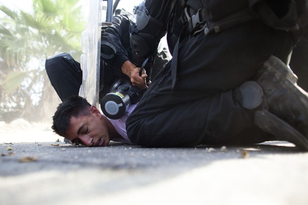 الاحتلال يعتقل مواطن بالضفة (الأرشيف)