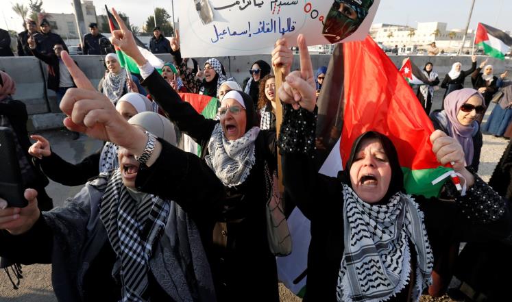 متظاهرات يهتفن من أجل القدس أمام السفارة الأميركية في عمّان (رويترز)