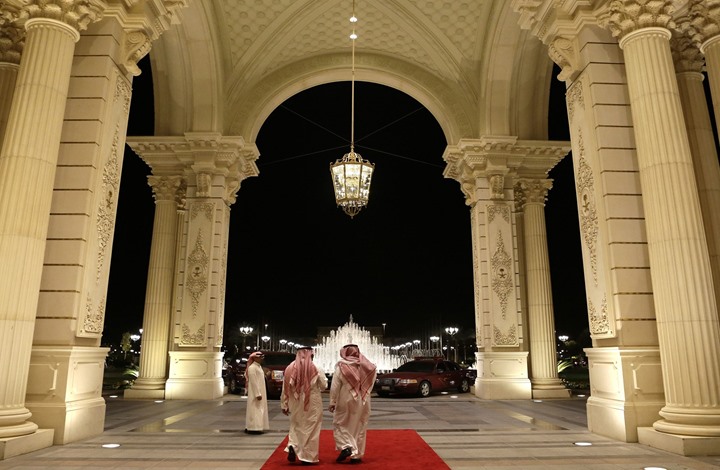 "عكاظ" تكشف عن خروج دفعة جديدة من محتجزي "الريتز"