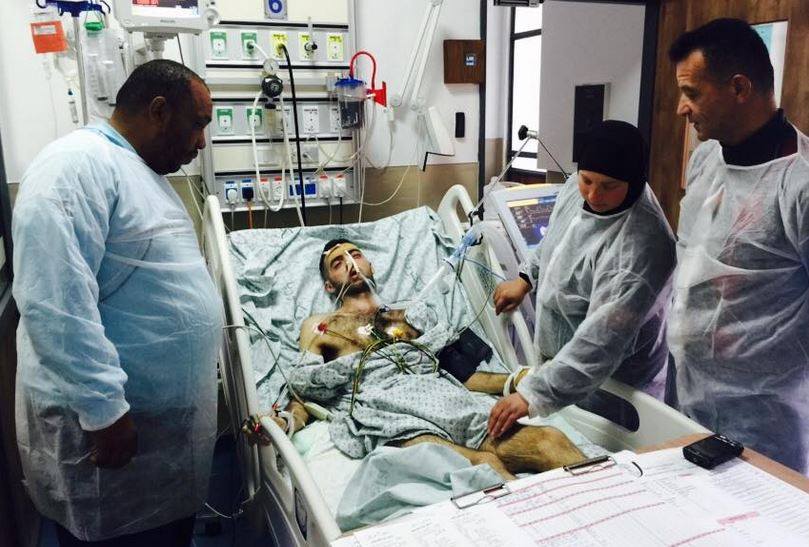 الأسير المحرر جعفر عوض خلال تلقيه العلاج في المستشفى
