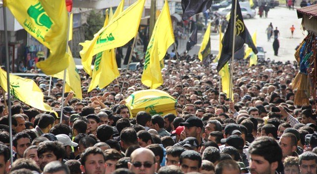 عناصر من حزب الله اثناء تشييع احد اعضاءهم