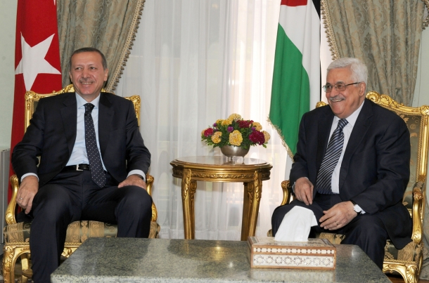 رئيس السلطة الفلسطينية محمود عباس مع اوردغان