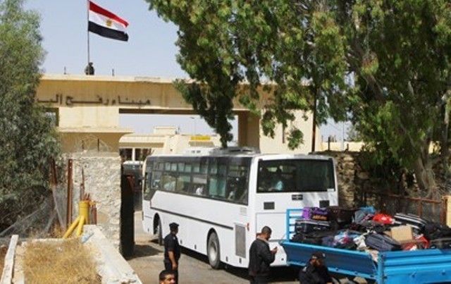 مسافرون عبر معبر رفح البري (الأرشيف)