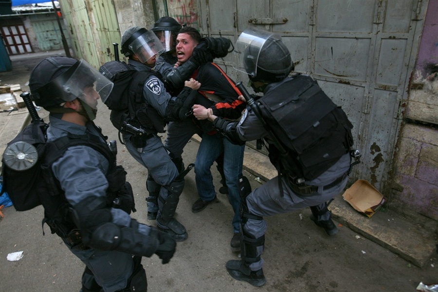 قوات الاحتلال تعتدي على شاب في الضفة (الأرشيف)