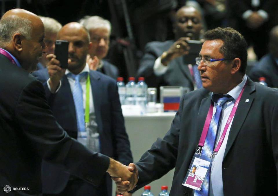 الرجوب يصافح ممثل 