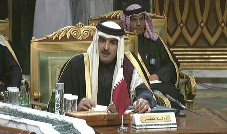 الشيخ تميم متحدثا في الجلسة الافتتاحية للقمة الخليجية الـ36 (الجزيرة)