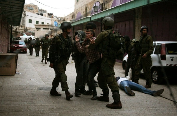 الاحتلال يعتقل مواطن بالضفة (الأرشيف)