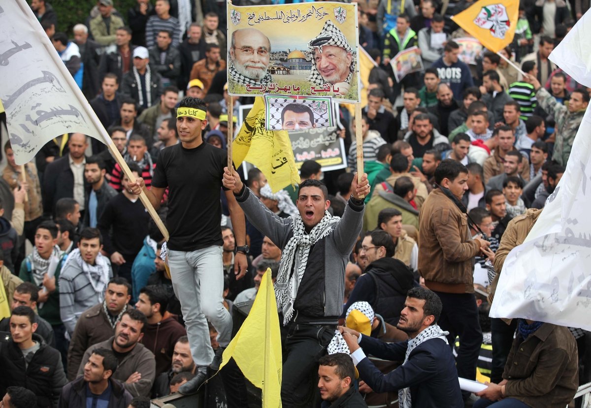 عراك بين أنصار عباس ودحلان ي