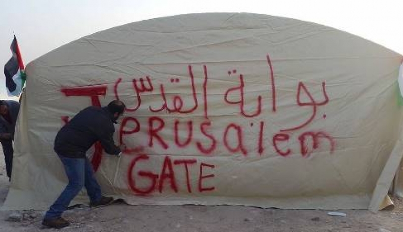 نشطاء يشيدون قرية 
