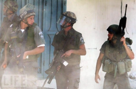 قوات الاحتلال تقتحم احد المنازل بالضفة (الأرشيف)