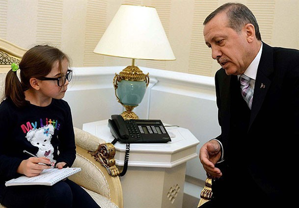 صورة أردوغان يجري مقابلة مع أصغر صحفية