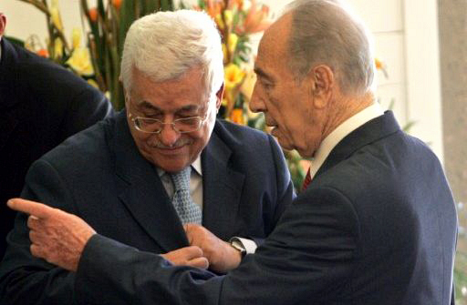 بيريز يهاتف عباس ويبحث معه "السلام"