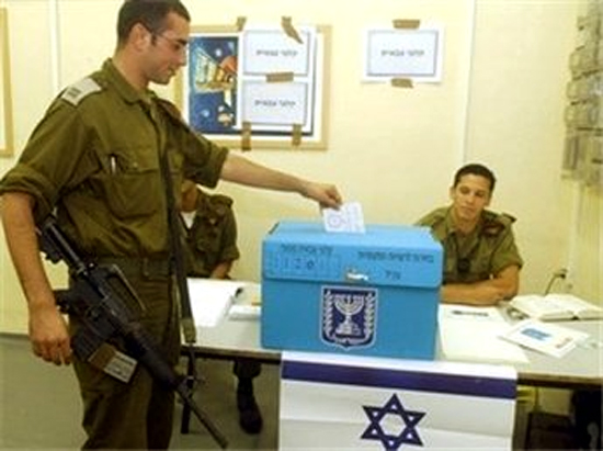 الجنود الاحتلال يدلون بأصواتهم