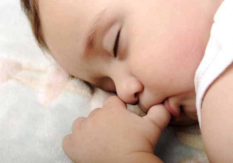 لماذا يمص الطفل إصبعه؟