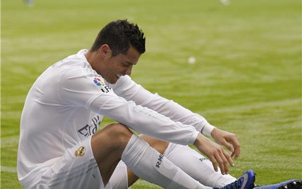 معاناة رونالدو من الإصابة فى مباراة لاكورونيا