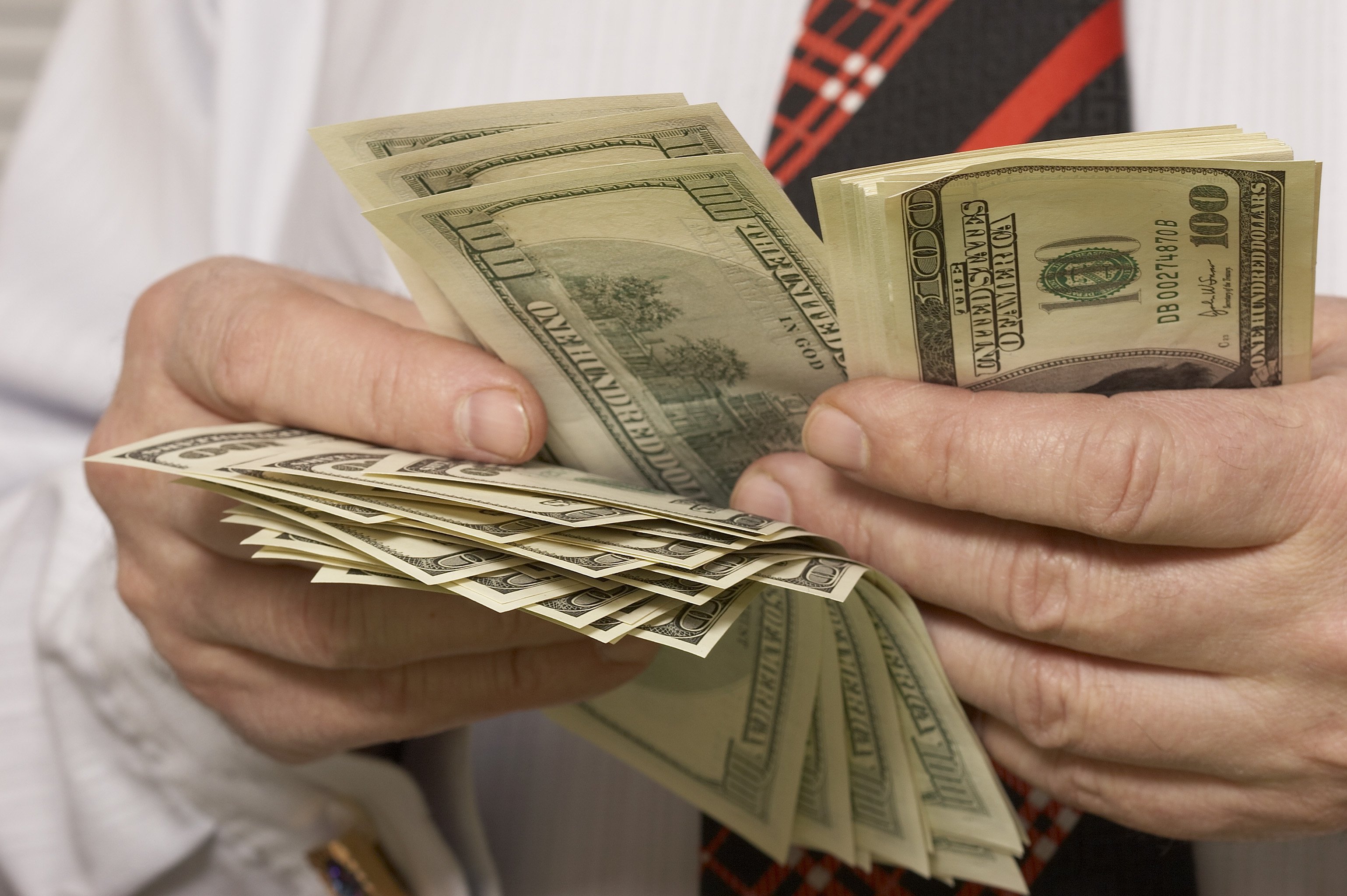 أسعار العملات والذهب اليوم الجمعة