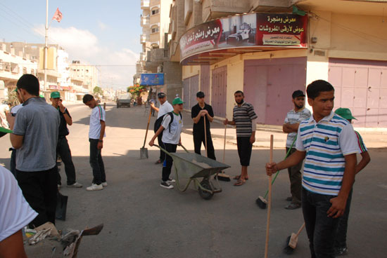 "سنحيا كراما" تشارك في حملة نظافة النصيرات