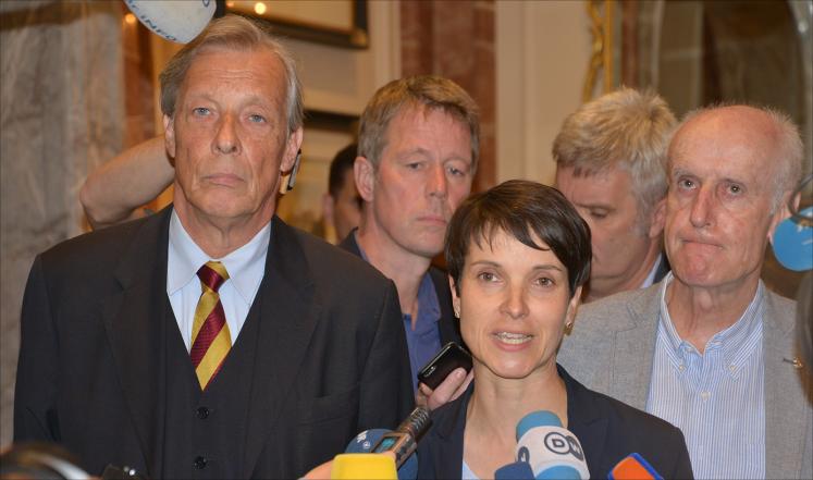 رئيسة حزب "بديل لألمانيا" فراوكا بيتري (وسط) وقياديين من حزبها 