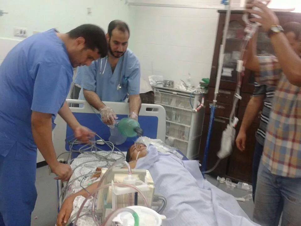 أحد الإصابات التي وصلت المستشفى جراء قصف المدفعية