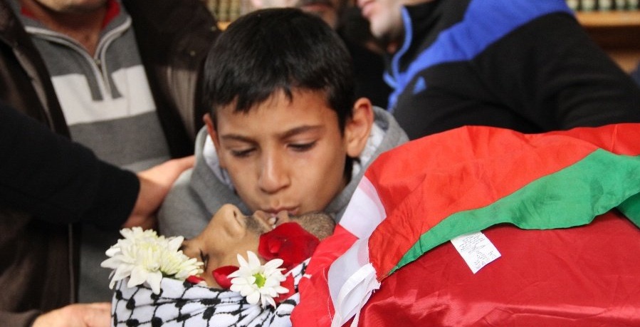 أثناء توديع أحد شهداء انتفاضة القدس وتزيينه بالزهور
