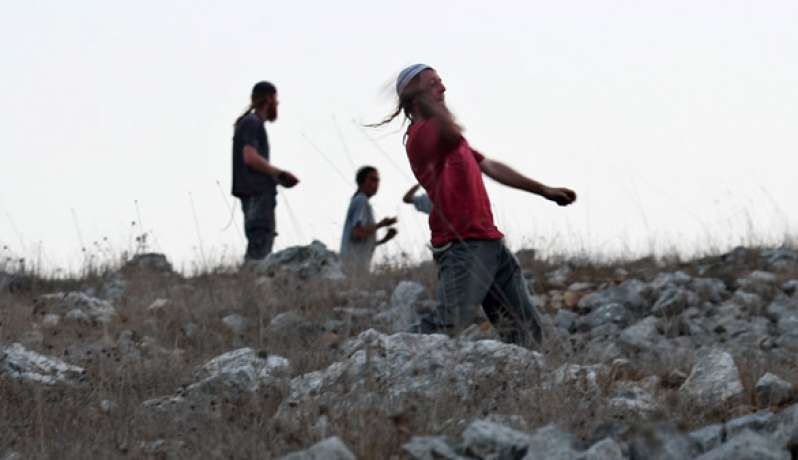 مستوطنون يرشقون حجارة (الأرشيف)