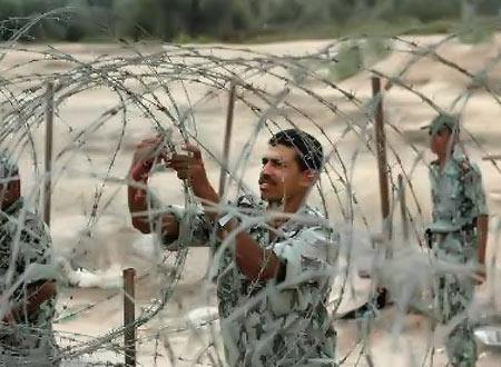 إسرائيلي يعيد بطاقة جندي مصري لأسرته