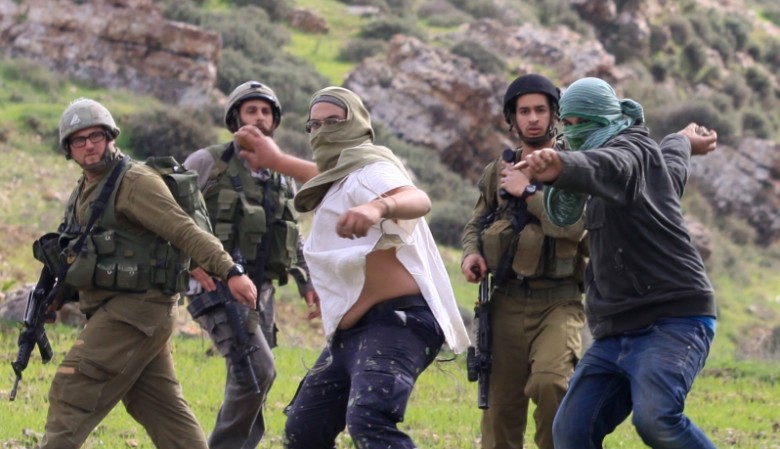 مستوطنون يعتدون على منازل الفلسطينيين جنوب نابلس