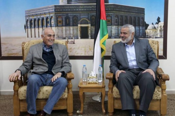 هنية يمينا والمصري بجانبه