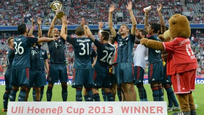 لاعبو البايرن يحصلون على كأس أولي هونيس