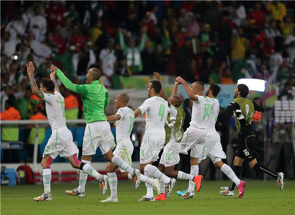 فرحة لاعبي الجزائر بالفوز على كوريا الجنوبية